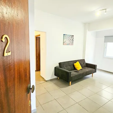 Sunshine Apartment, 150m From Chabad Lubavitch Apartment Larnaka